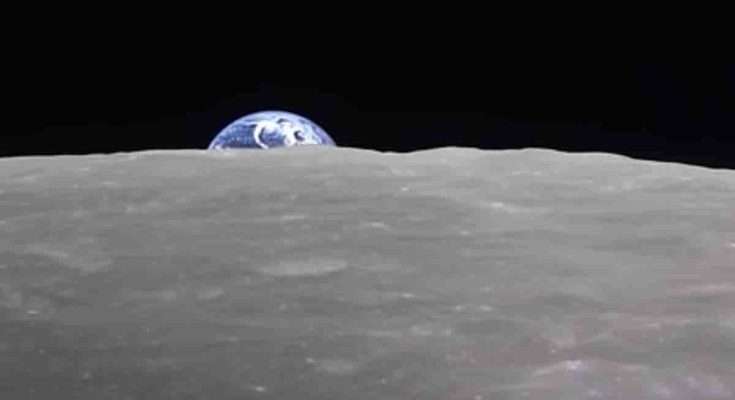 Terra che sorge dalla Luna