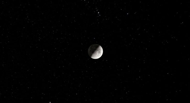bacio luna pleiadi 31 dicembre 2025