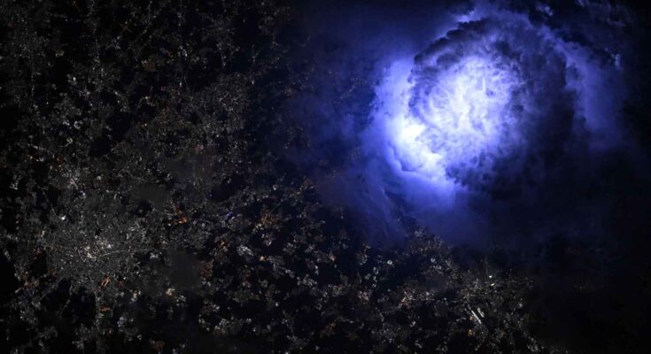 fulmine sull'Italia visto dallo Spazio