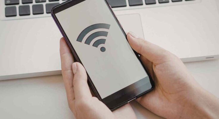 Un anno di test, quasi 10mila utenti e una classifica senza appello: Altroconsumo ha misurato le reti mobili di Vodafone, Tim, Fastweb, WindTre e Iliad. Il verdetto? C'è un solo vincitore.