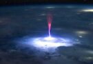 Spettacolari scariche rosse oltre le nuvole: la ISS cattura i lampi misteriosi dell’alta atmosfera