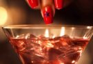 Adesivo per unghie rileva sostanze nei drink: l’innovazione brasiliana