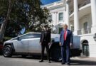 Trump attacca le elettriche: “malati” chi guida, ma le comprava lui