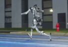 Robot umanoide Superman vola a 45,6 km/h: sfida il primato di Bolt