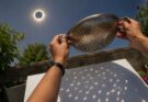 Eclissi solare 12 agosto: perché serve uno scolapasta per guardarla