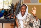 Kenya, la mano robotica in plastica riciclata traduce nei segni