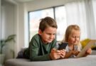 Smartphone a 12 anni: lo studio che ogni genitore dovrebbe conoscere